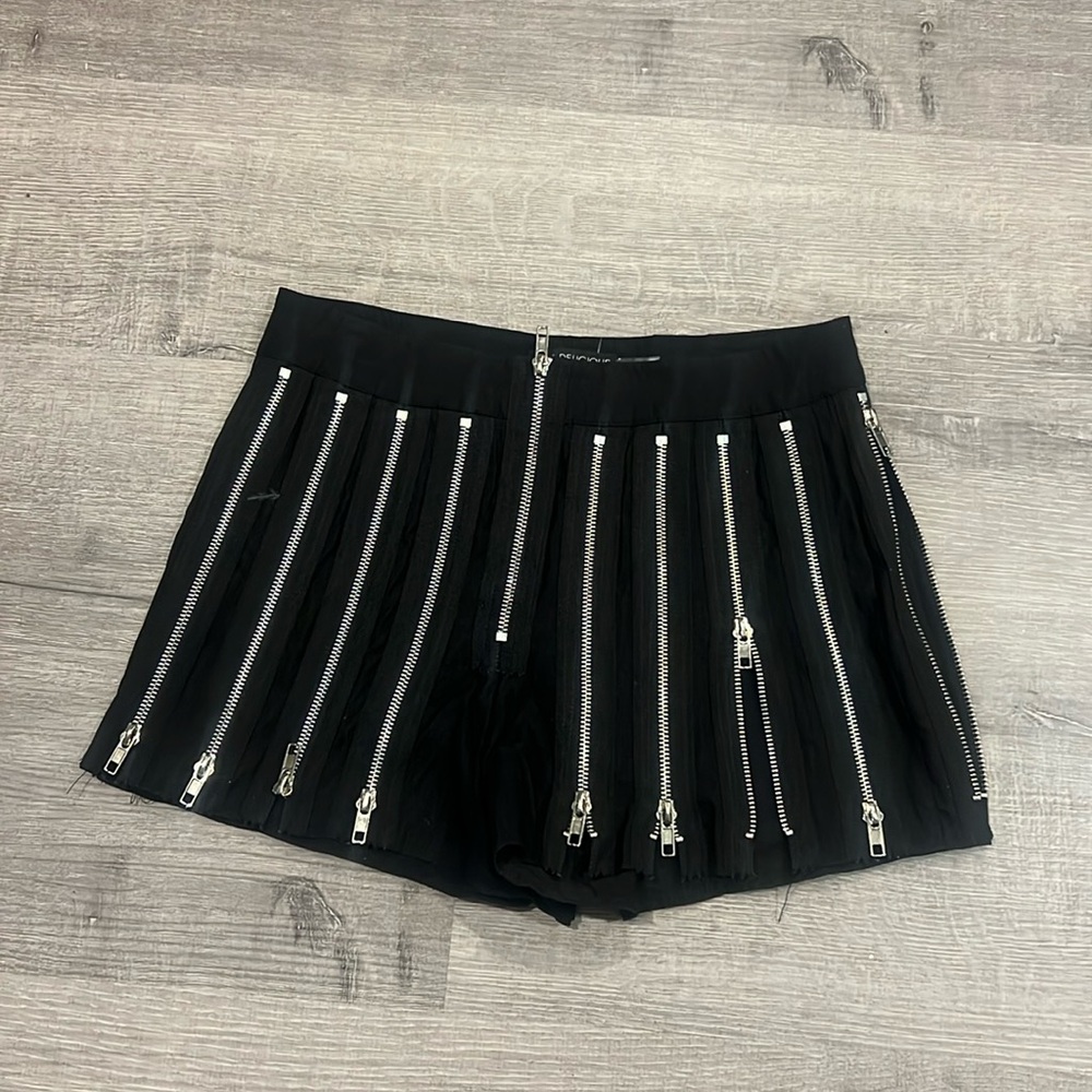 Detailed Zipper Shorts